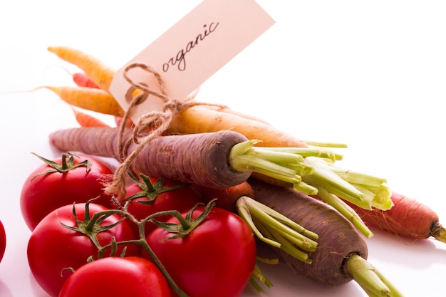 Świeże warzywa na stole kuchennym