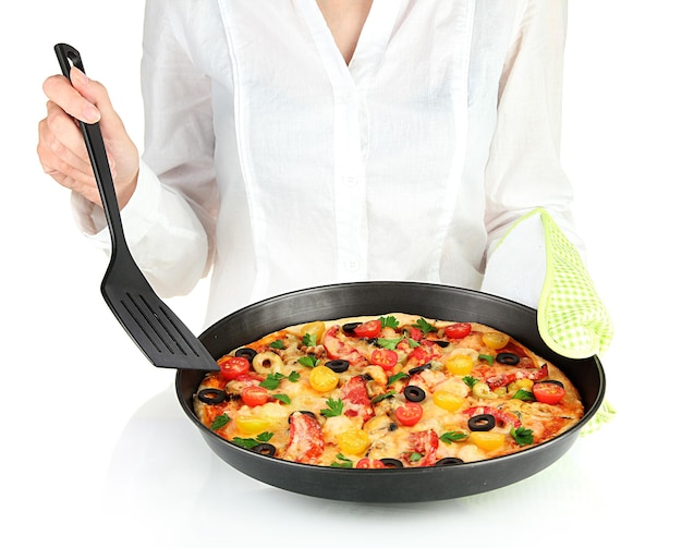 Kucharz przygotowujący danie na patelni